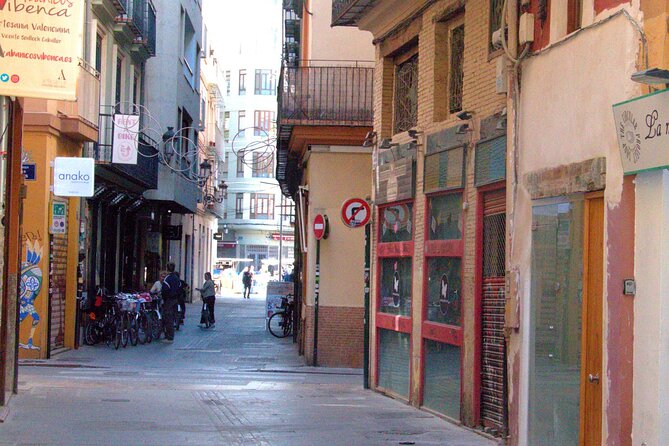 Between Two Gates: A Self-Guided Audio Tour in Valencia - Grand façades near the Marquis de Dos Aguas Palace