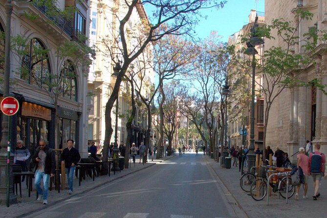 Between Two Gates: A Self-Guided Audio Tour in Valencia - Mercat Central, the natural pause in the walk