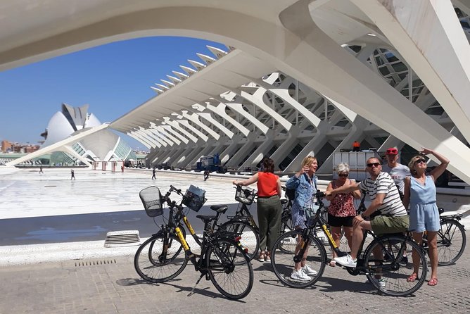 Bike tour with city guide from old to new - Why the old-to-new route works so well