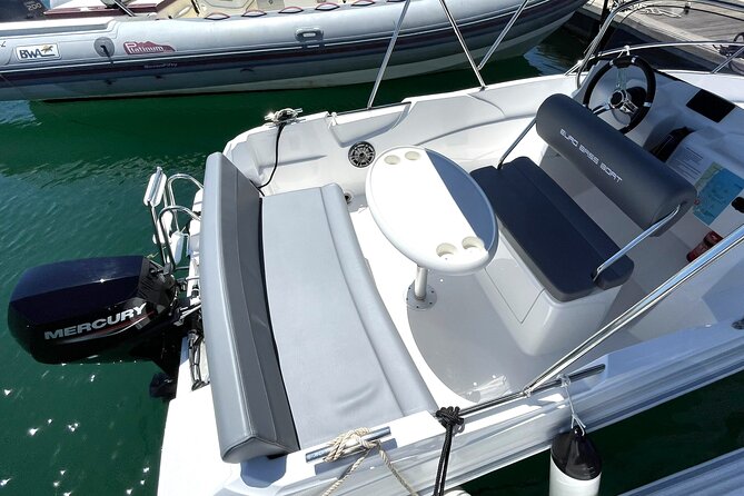 Boat Rental Without License in La Marina de Valencia - Finding the meeting point