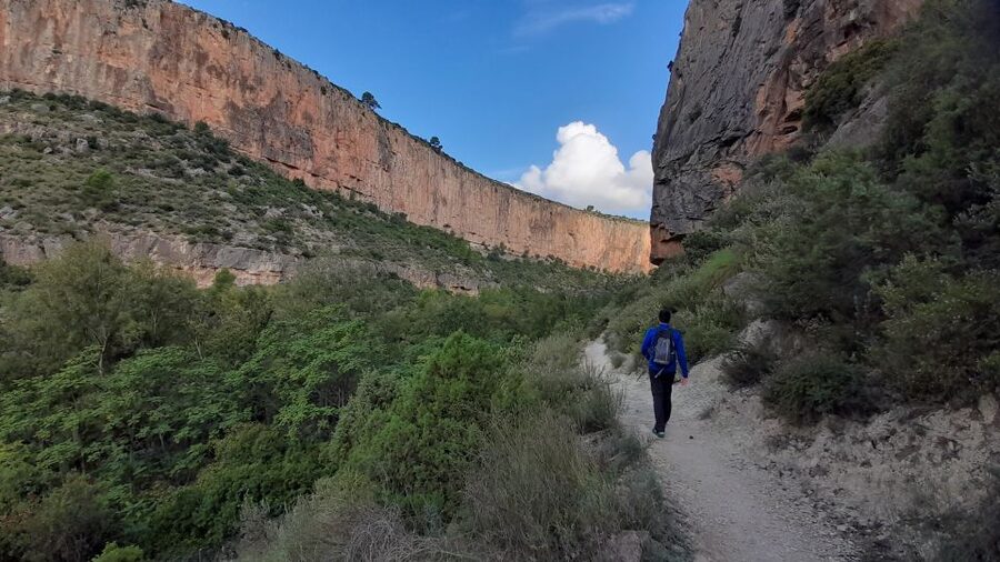 Chulilla: Hanging Bridges & Canyon Private Hiking Day Tour - Walking the Turia canyon without retracing every step