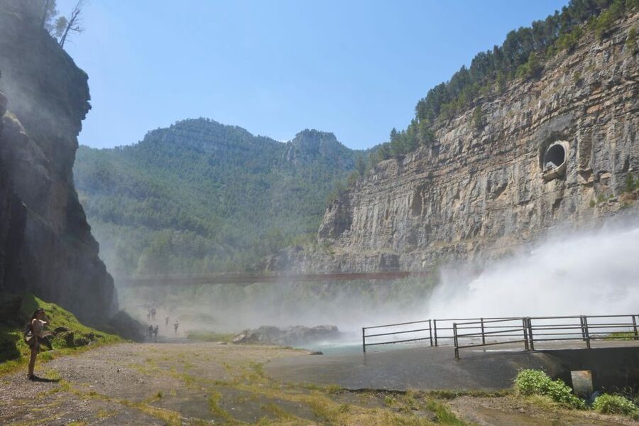 From Valencia: Montanejos Tour with Guided Hike - Fuente de los Baños and the 77°F springs