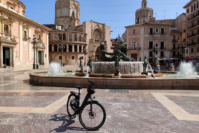 Grand City Bike Tour of Valencia - Moving from old streets to city landmarks