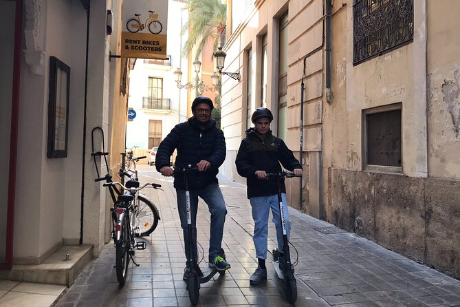 Grand City | Small Group Bike Tour through Top Highlights - A brief look at Oceanogràfic