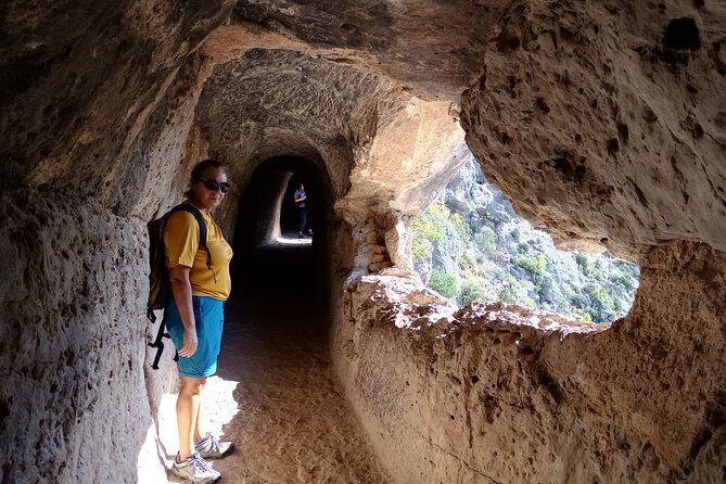 Hike to the Roman aqueduct Peña Cortada - The Ruta del Agua and the sound of the Tuéjar River