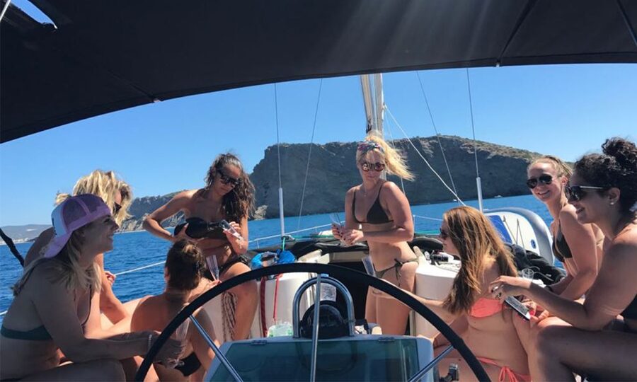 Valencia: 2-Hour Private Boat Cruise - Photos with Valencia behind you