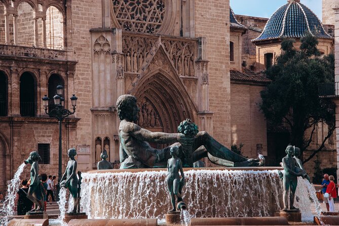 Valencia al completo en Bicicleta - From Medieval Gates to a Former Riverbed
