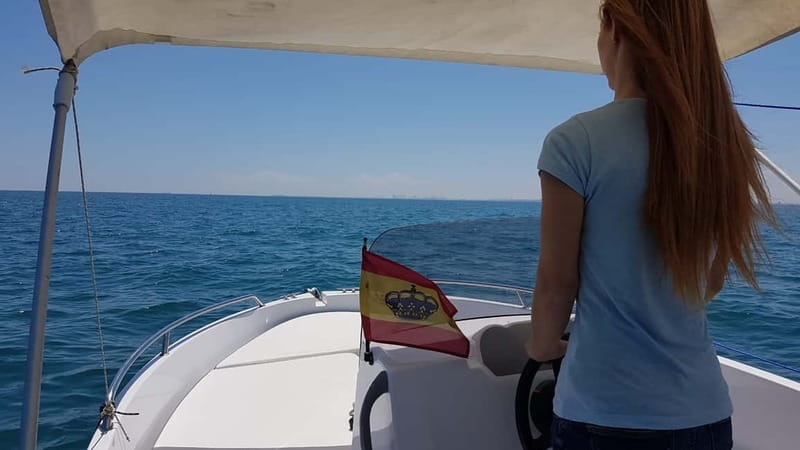 Valencia:Alquiler barco sin licencia PoblaFarnals+Beach Club - Taking the helm at Pobla Marina