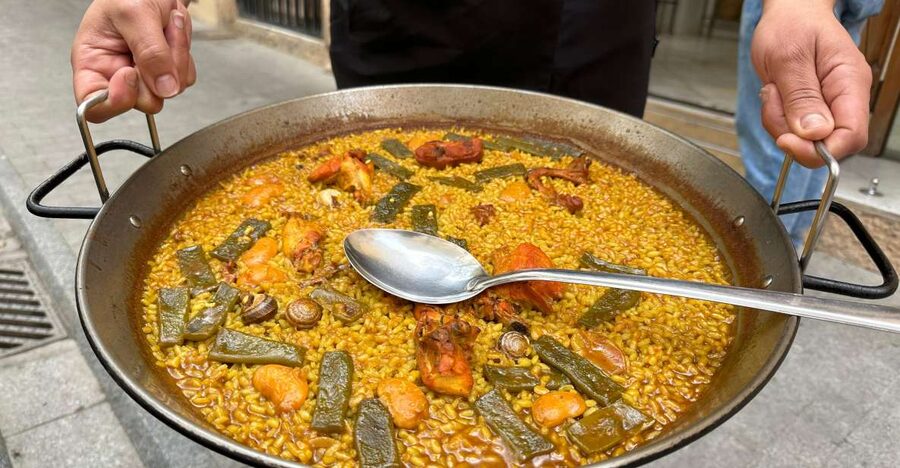 Valencia: Authentic Food Tour with Paella Valenciana - Plaza del Ayuntamiento and the local almuerzo