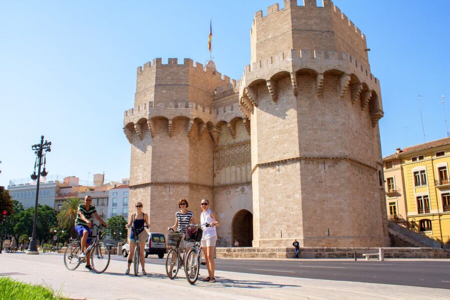 Valencia Bike Tour - Getting set up at Paseo de la Pechina 32