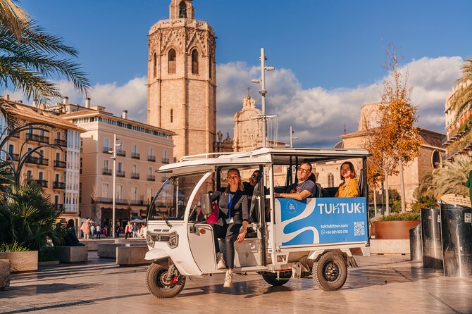 Valencia by Tuk Tuk i: Private tour 1 or 2 hours explore the city - Crossing the flower-lined bridge