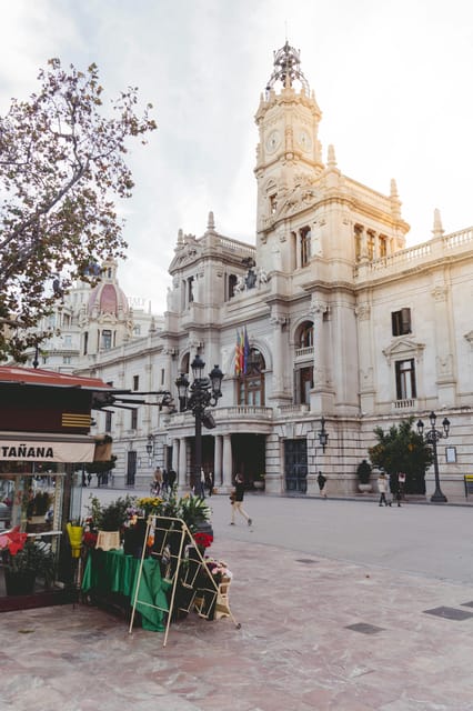 Valencia: Essentials Bike Tour from Ruzafa - Gulliver Park’s playful ten-minute stop