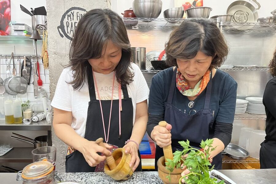 Valencia: Evening Guided Paella Workshop, Tapas, and Drinks - Timing, meeting point, and the feel of the room