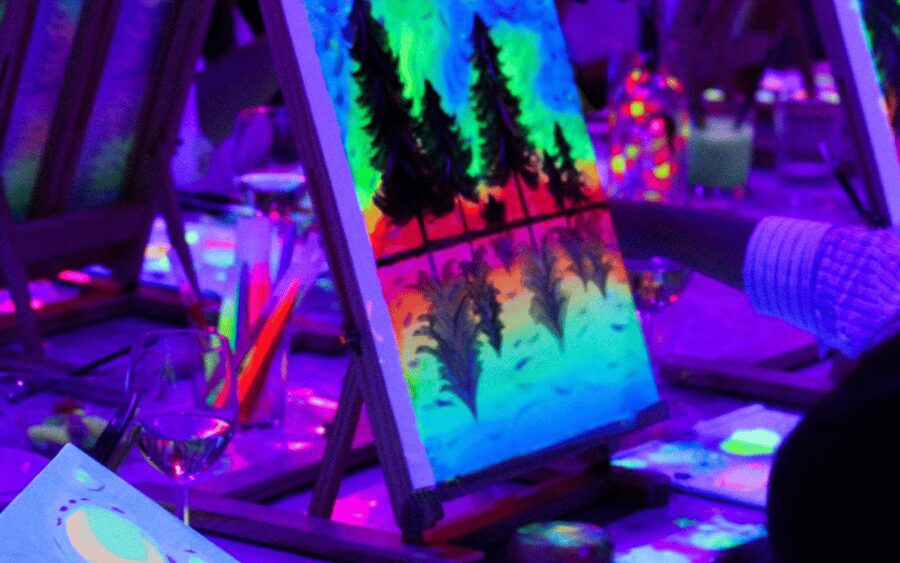 Valencia: Fluorescent painting workshop and wine - Key points to know before you paint
