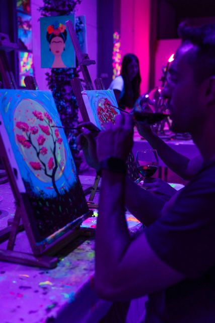 Valencia: Fluorescent painting workshop and wine - Painting beneath neon lights
