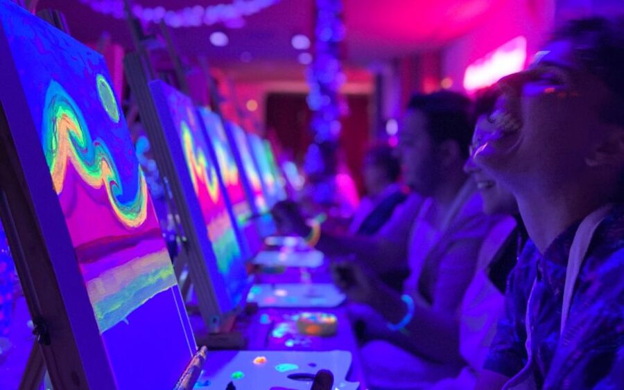 Valencia: Fluorescent painting workshop and wine - Accessibility and comfort details