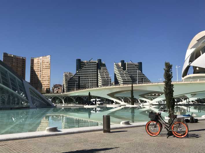 Valencia: Grand City Bike Tour on Bicycle, E-Bike or E-Step - The value of a guide in the winding streets