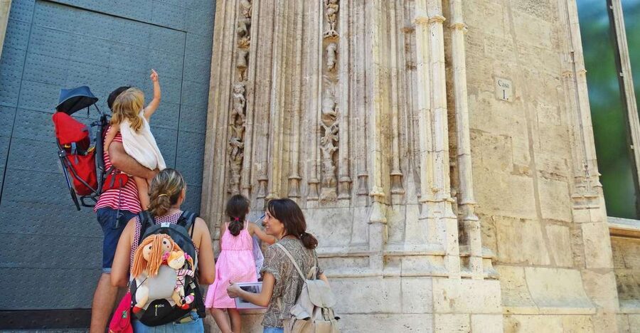 Valencia: Guided Family Walking Tour (Italian Tour) - Small curiosities between the big landmarks