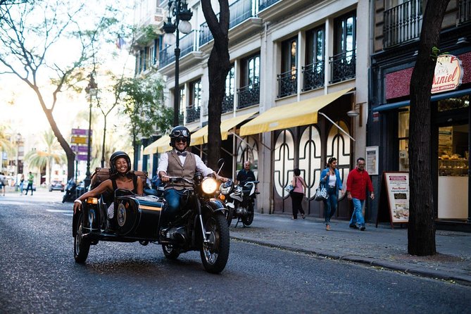 Valencia Highlights on a Vintage Sidecar with local driver - Meeting Jan in the old town