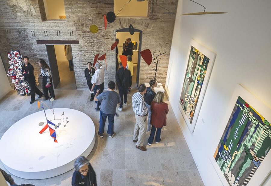 Valencia: Hortensia Herrero Art Center Ticket or Guided Tour - Entering a 17th-century palace in central Valencia