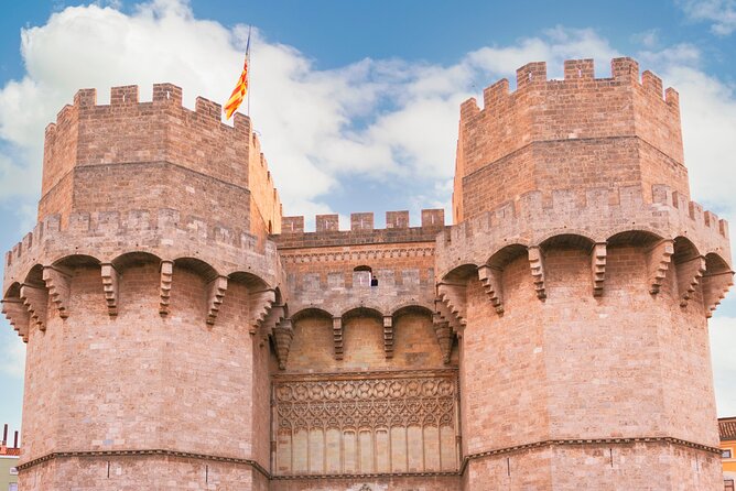 Valencia Iconic Sights Scavenger Hunt - El Carmen, clues, and creative photo tasks