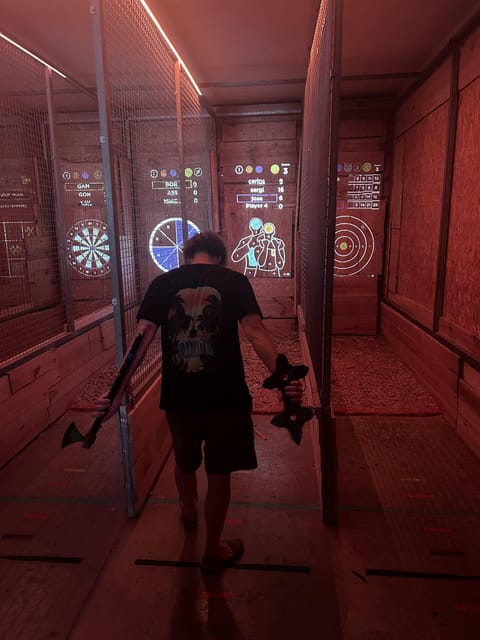 Valencia: Interactive Axe Throwing 1h - Instruction, language, and the right level of challenge