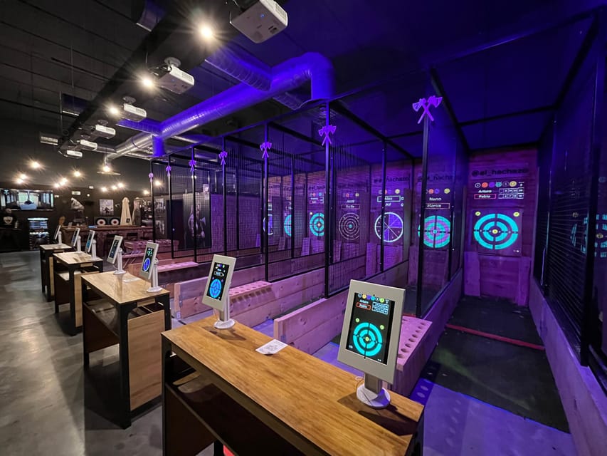 Valencia: Interactive Axe Throwing 1h - From axes to knives and freestyle throws