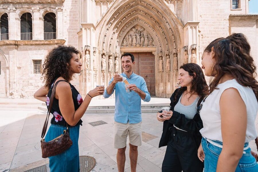 Valencia: Morning Food Tour with Central Market Visit - What the guides add to the food