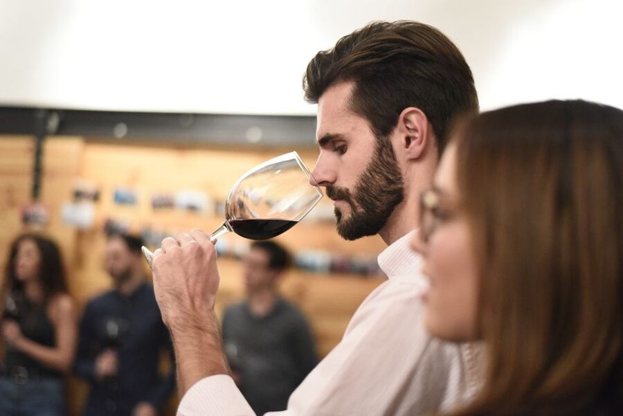 Valencia: Old Town Tour, Wine & Tapas in an 11th c. Monument - The social side of the meal