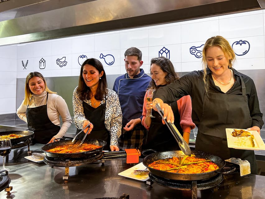 Valencia: Paella Cooking Class with Central Market Tour - Arriving at the paella kitchen