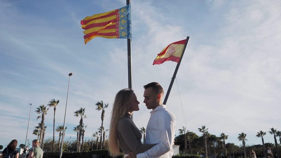 Valencia: Photo shooting at the beach with pro photographer - Starting at the beach: natural family photographs