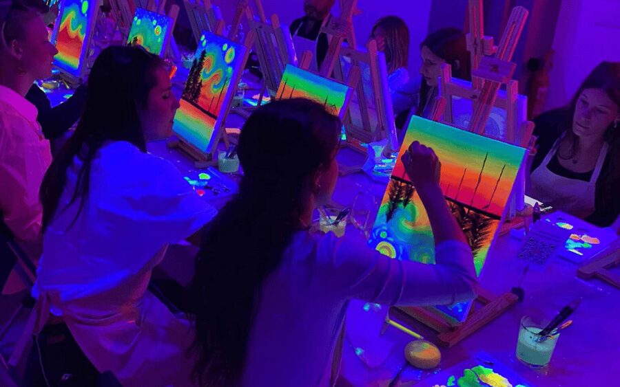 Valencia: Pinta un cuadro fluorescente y bebe vino - Key points at a glance