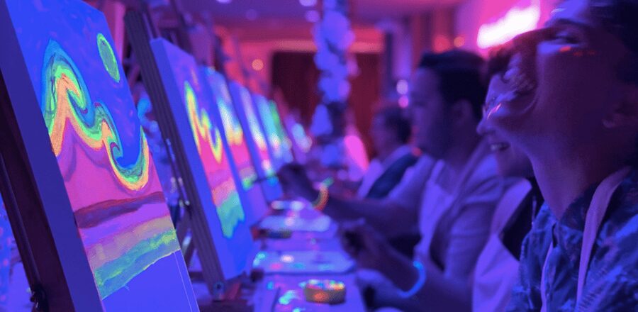 Valencia: Pinta un cuadro fluorescente y bebe vino - Why the fluorescent paint changes the mood