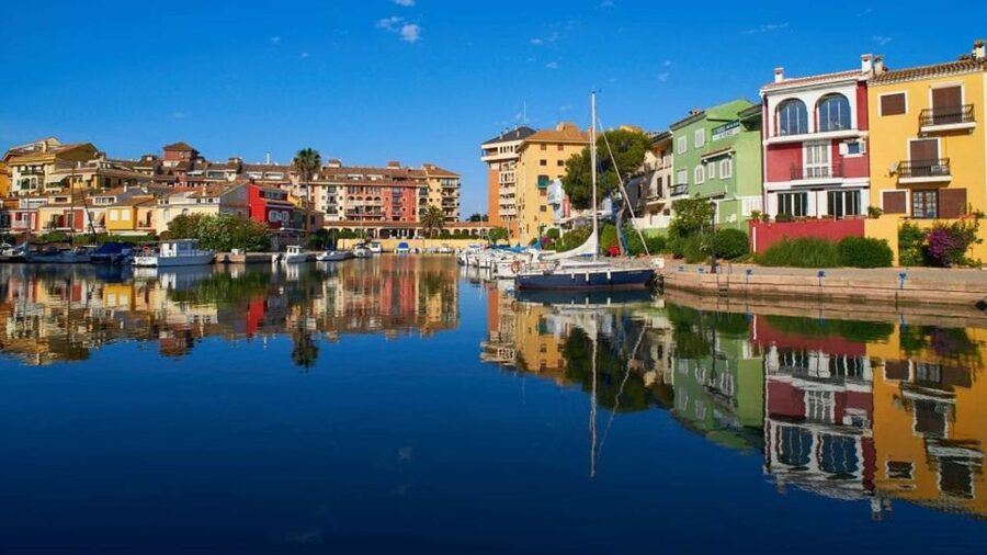 Valencia: Port Saplaya Boat Tour with Free Drink & Swimming - Drinks, music, and the onboard mood