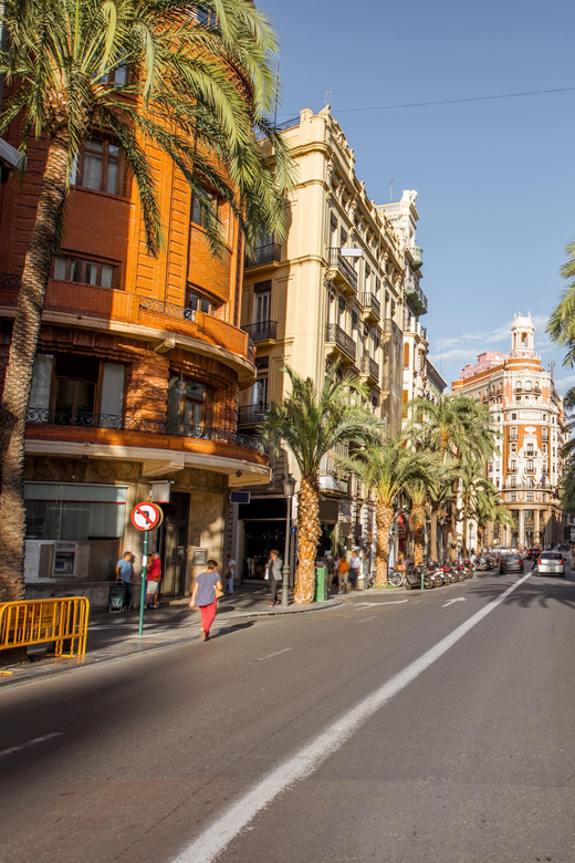 Valencia: Private Brunch Tour with Basic Spanish Learning - Walking Valencia’s old center