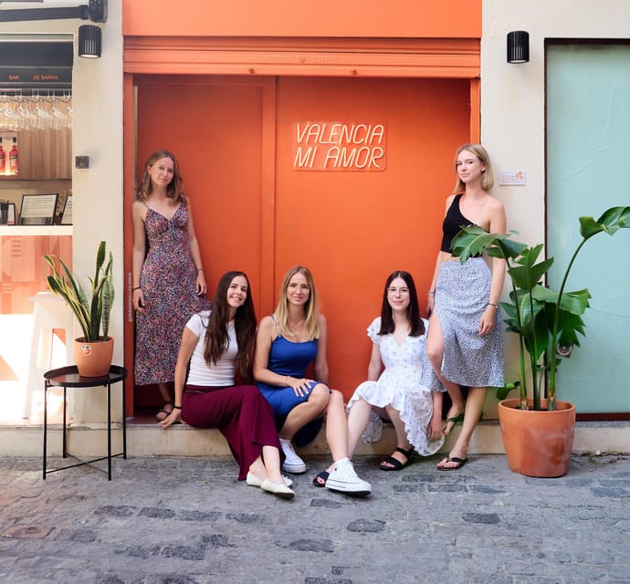 Valencia: Private photo shooting with pro photographer - Through the Old Town’s streets and architecture