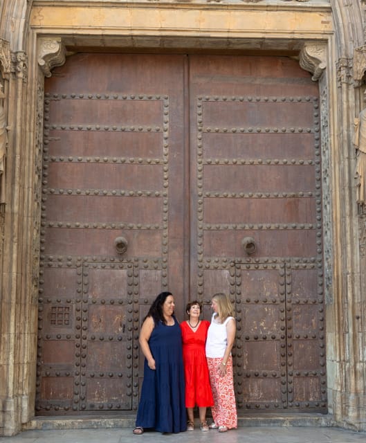 Valencia: Private photo tour at the Ciutat Vella - Ciutat Vella: begin among Valencia’s old streets