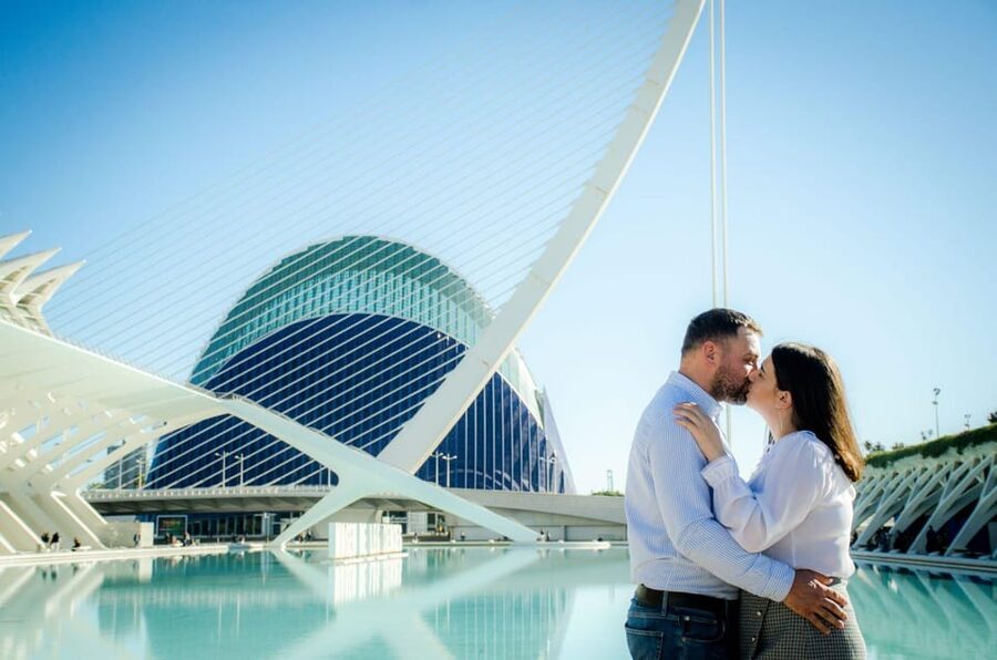 Valencia: Professional photoshoot at City of Arts & Sciences - Cancellation and flexible booking