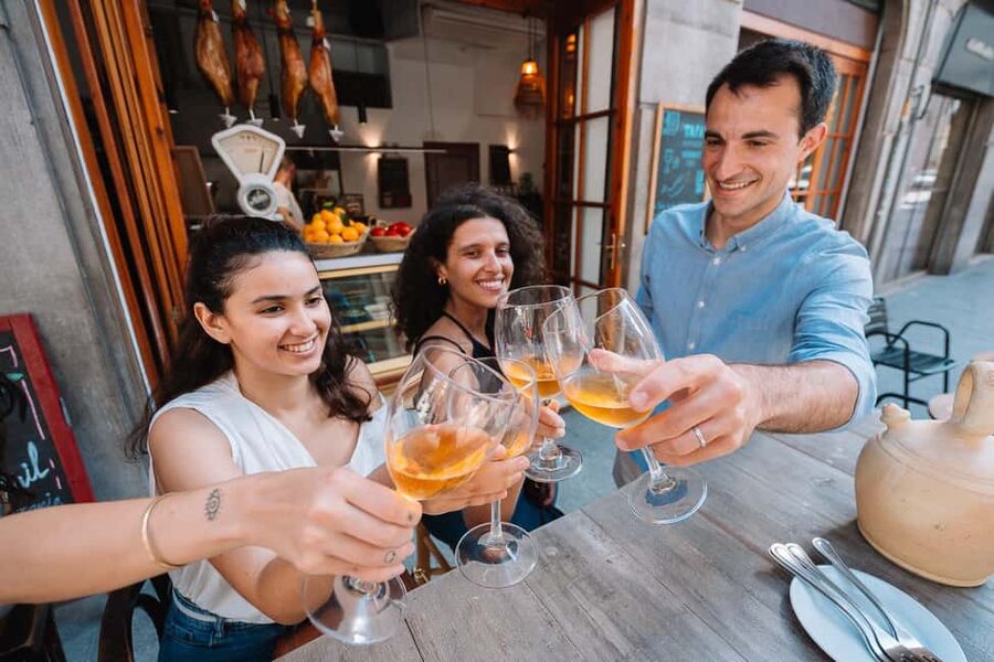Valencia: Tapas and Drinks Evening Tour - Starting with Valencia’s shared-table tradition