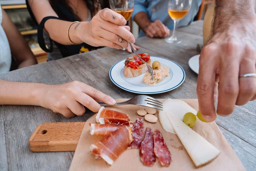 Valencia: Tapas and Drinks Evening Tour - Wine, beer, mistela, and the drink pairings