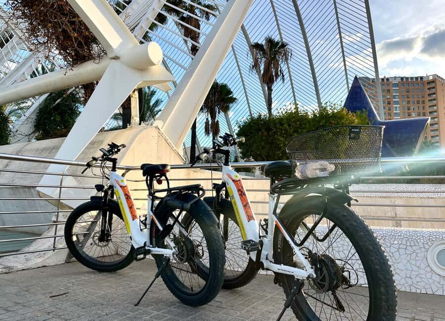 Valencia: the best 25 spots in the city by bike! - Torres de Serranos and the old city wall