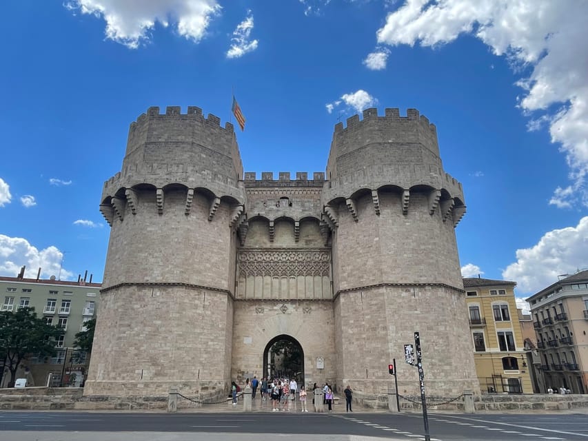 Valencia: Top 25 Highlights Guided Bike Tour - Turia Gardens: the ride’s easiest stretch