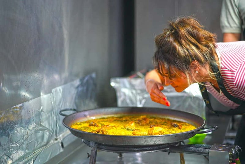 Valencia: Traditional Paella Cooking Class and Dinner - Learning the ingredients and the rice