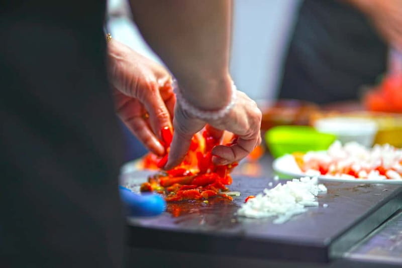 Valencia: Traditional Paella Cooking Class and Dinner - Tapas and sangria while the pan cooks