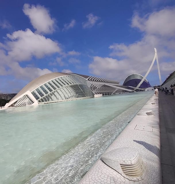 Valencia: Turia Park Guided Bike Tour - Starting at Serranos Towers and Plaça dels Furs
