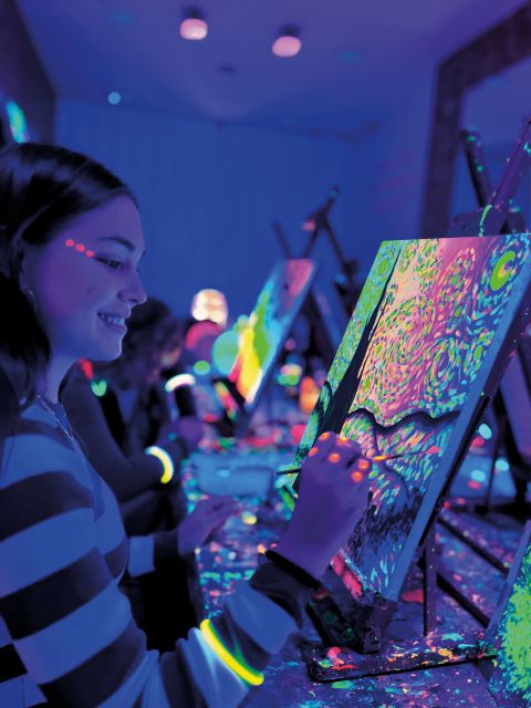 Valencia: Wine Gogh Glow Academy Paint and Sip Classes - What the Wine Gogh Glow Academy session is really like