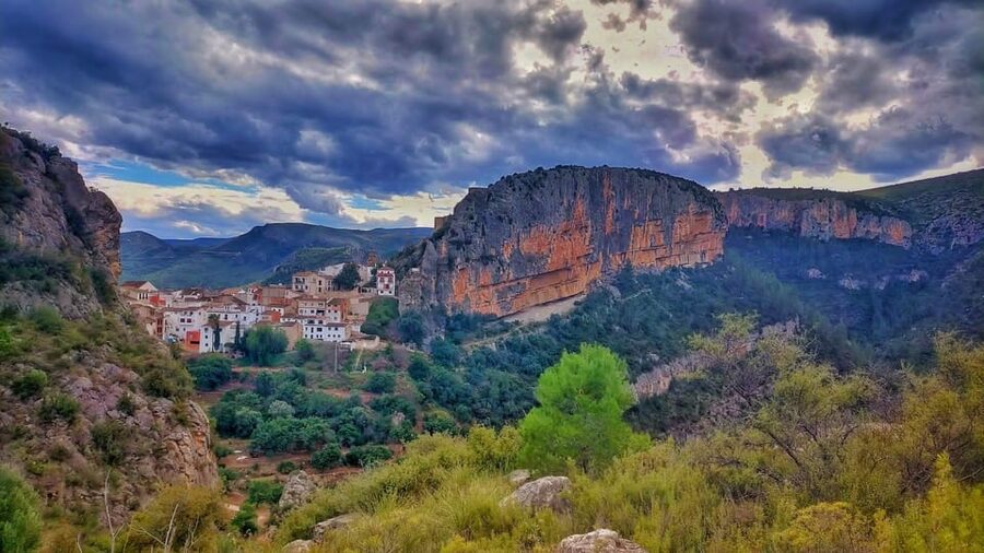Visit the most beautiful village in Valencia: Chulilla - Charco Azul, waterfalls, and a possible swim